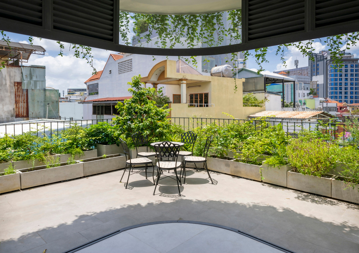 Khu vườn bí mật trên mái giúp gia chủ có được một chốn ẩn cư thư thái và bình yên giữa thành phố ồn ào náo nhiệt. Nguồn ảnh: Sonmeo Nguyễn Art Studio