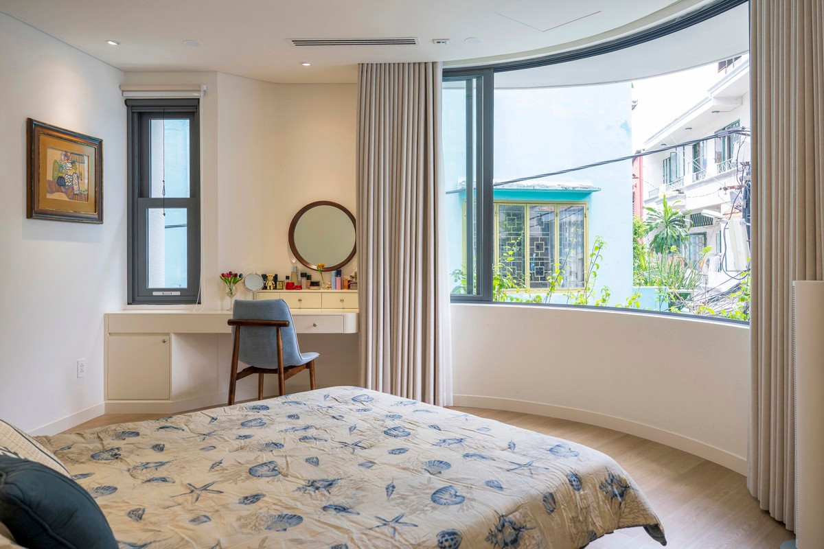 Sàn gỗ, tường sơn màu be cùng nội thất được thiết kế uốn cong tạo nên một không gian nội thất thanh lịch.