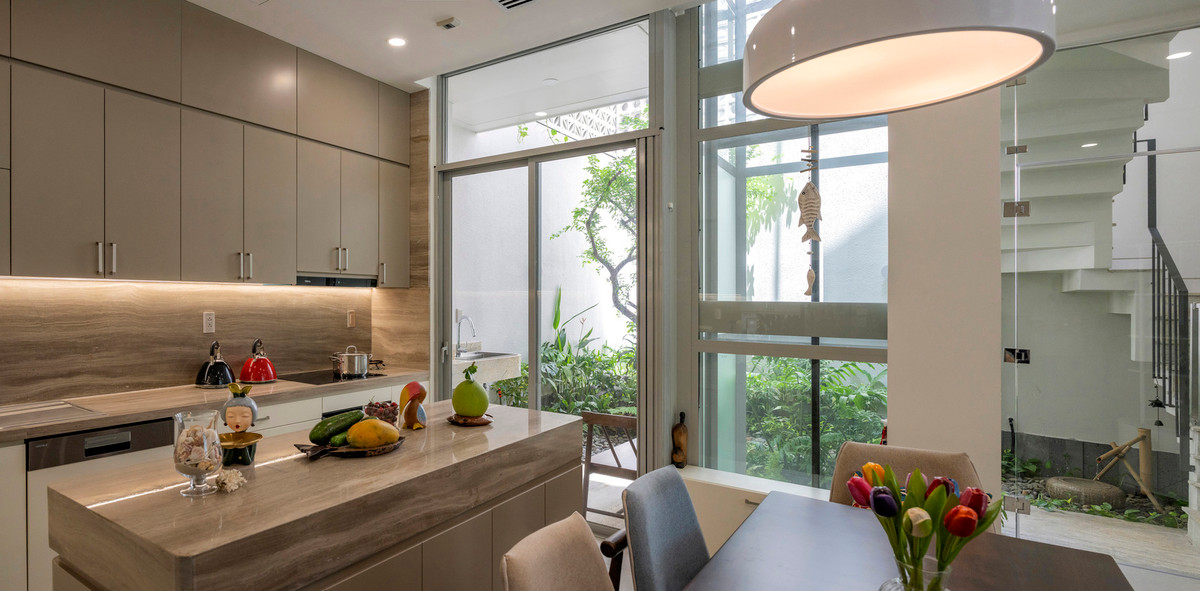 Không gian góc ở tầng một được tạo ra bởi cửa sổ cong lồi của phòng ngủ chính và chậu cây bên dưới sân hiên.