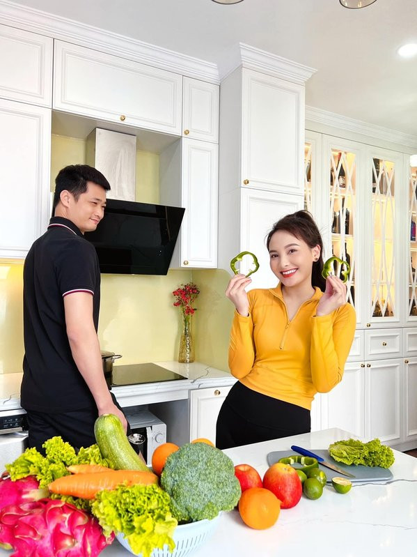 Trước đó, vào năm 2017, thời điểm bộ phim Sống Chung Với Mẹ Chồng đang gây bão, Bảo Thanh được ông xã tặng căn hộ cao cấp đầu tiên ở đường Lê Văn Lương (Hà Nội).