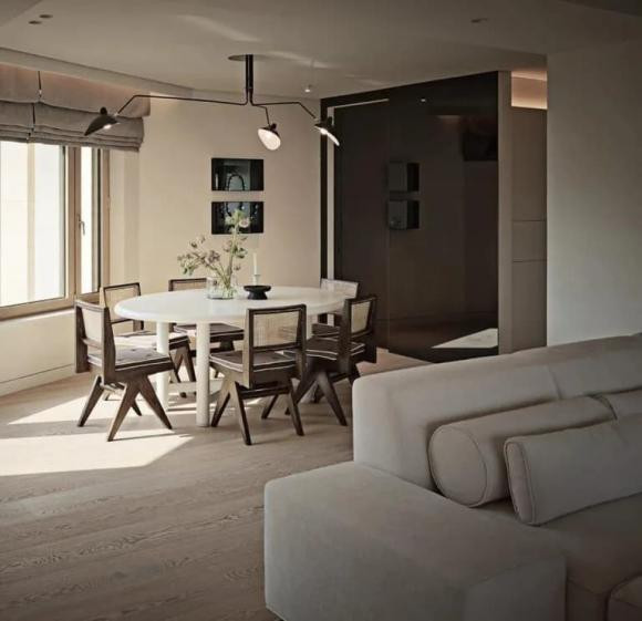 Khu vực bàn ăn bố trí cạnh cửa sổ, đón ánh nắng. Ảnh: SBS