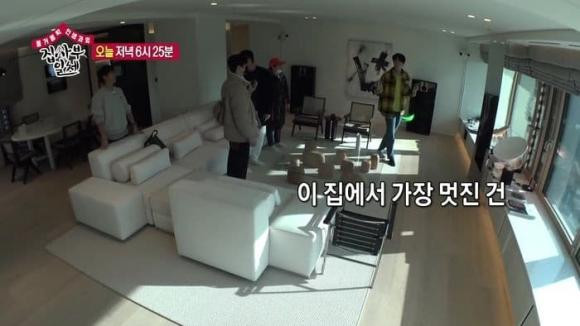 Căn nhà có thiết kế hiện đại với nhiều cửa kính lớn. Ảnh: SBS