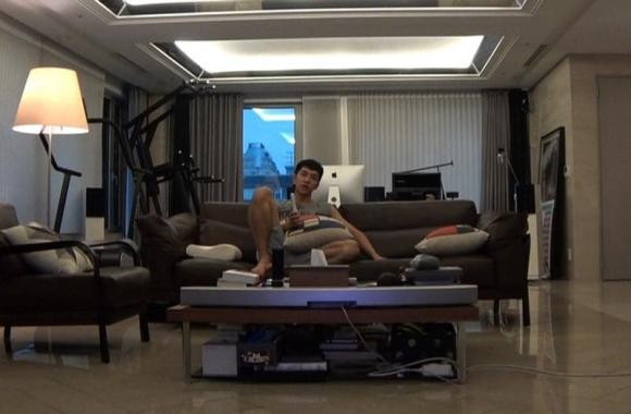 Trong nhà cũng được trang bị những vật dụng hiện đại. Ảnh: SBS