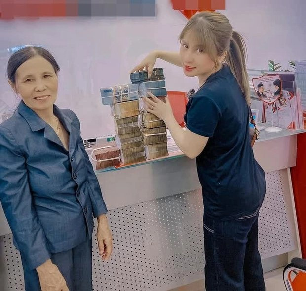 Khi bị nhận xét “ăn bám” chồng giàu, Bà Nhân Vlog chi luôn 3 tỷ để cọc miếng đất. Trước đó, cô cũng mua tặng mẹ căn nhà với giá 2,7 tỷ chưa tính tiền sửa sang. Ảnh: FBNV