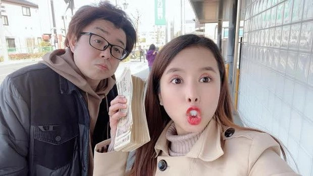 Sau khoảng 2 năm nổi tiếng, Bà Nhân Vlog thu hút sự chú ý với lống sống sang chảnh, cuộc sống giàu có khiến nhiều người trầm trồ. Ảnh: FBNV