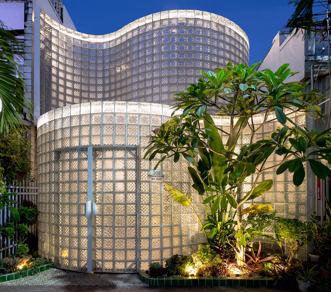 Toạ lạc tại Sóc Trăng, ngôi nhà 2 tầng mang tên CoCo House có diện tích 142m2 được hoàn thiện năm 2021 có chức năng làm nơi ở và kinh doanh.