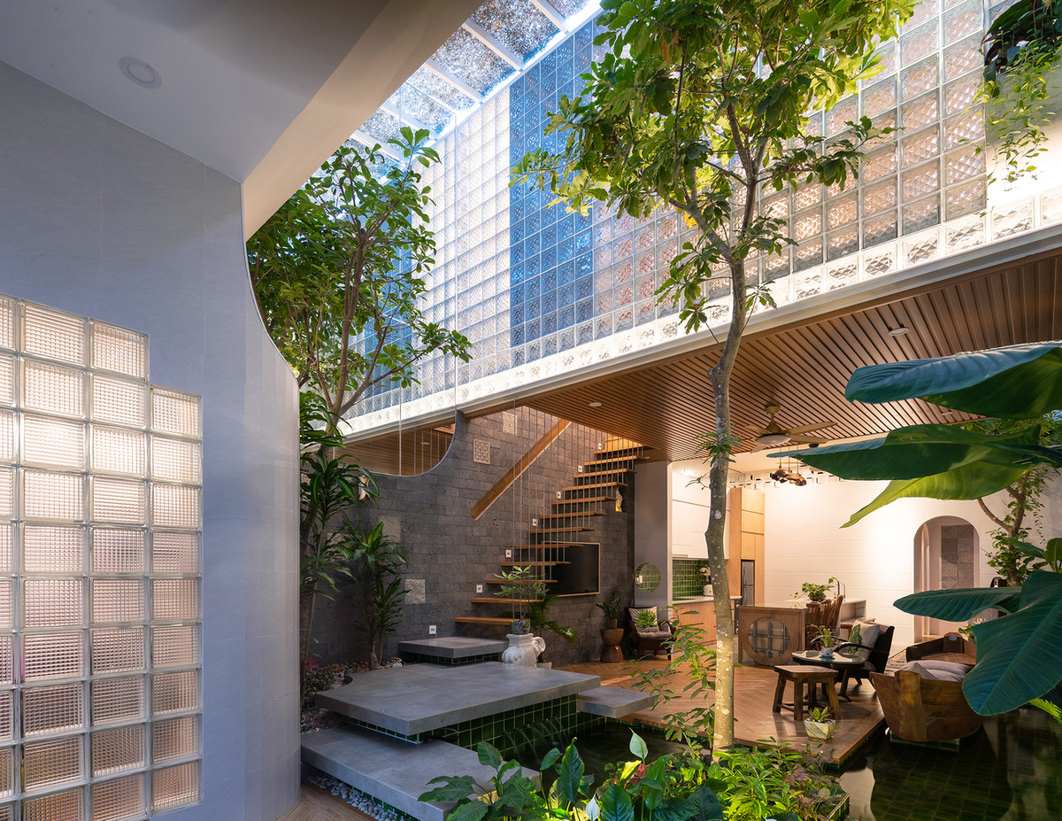 Hiệu ứng gạch kính tạo ra ảo ảnh nhân đôi mang lại cảm giác rộng rãi cho ngôi nhà (thực tế chiều ngang của ngôi nhà chỉ 4,6m).