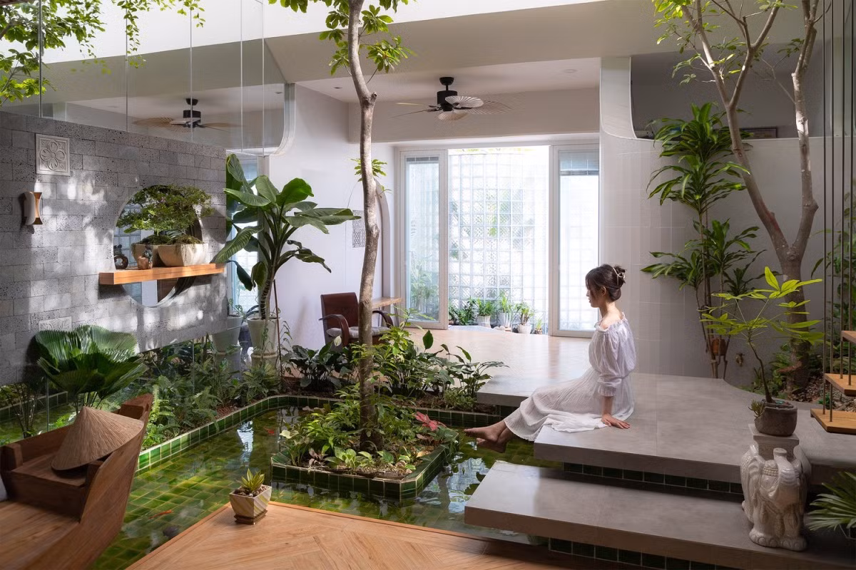 Hồ cá không chỉ mang đáp ứng yếu tố về cảnh quan mà còn giúp điều chỉnh khí hậu bên trong không gian sống.