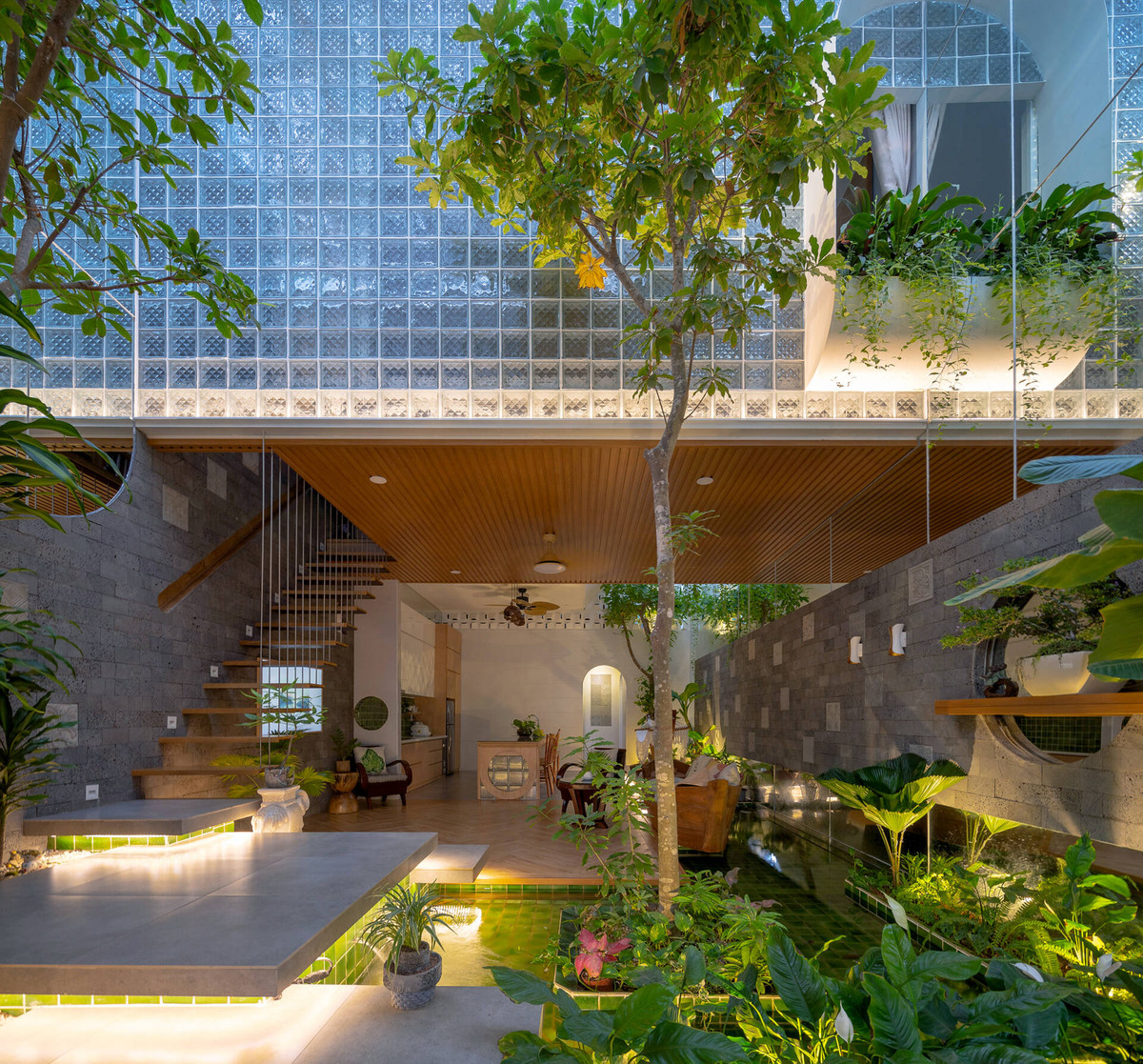 Đây là một thủ pháp để giải phóng không gian cho nhà phố có chiều ngang hẹp, cảm giác không gian như được mở rộng.