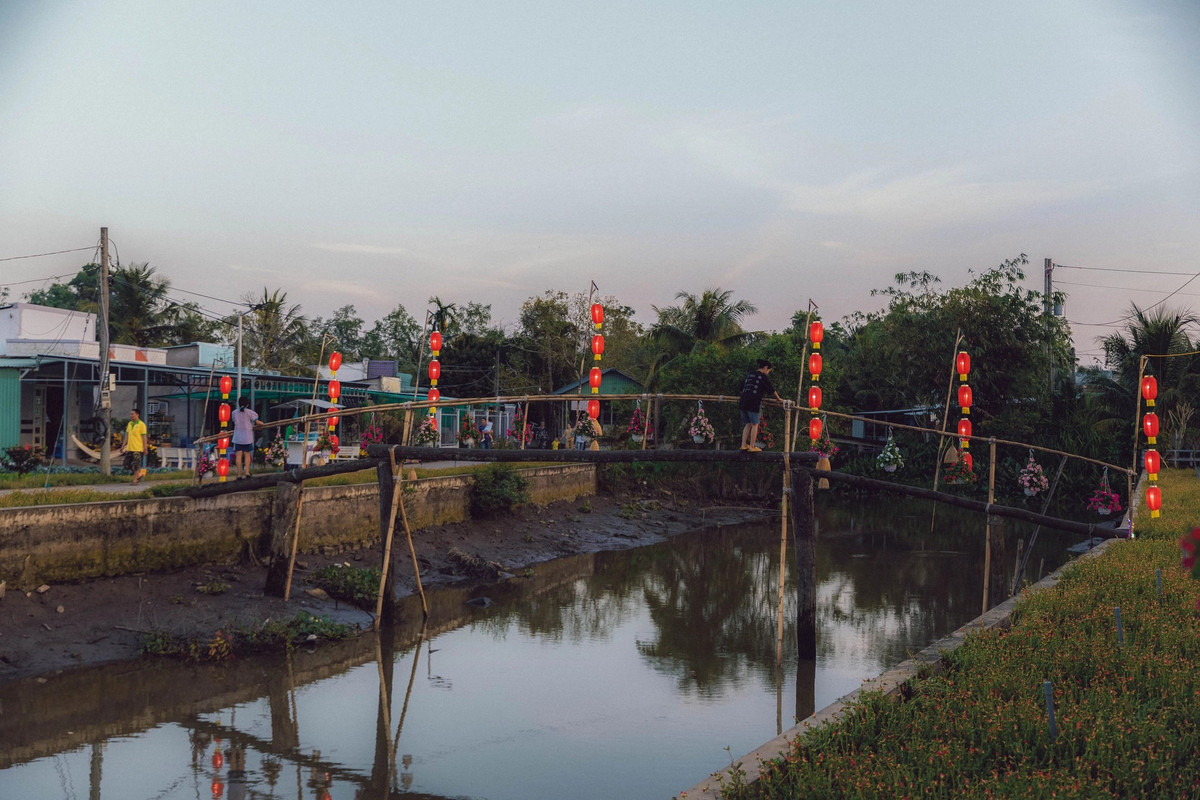 Với khung cảnh đồng quê thoáng mát cùng nhiều hoạt động vui chơi thú vị mang đậm nét dân dã miền Tây, Phố ông Lang trở thành điểm du lịch sinh thái độc đáo tại Cần Thơ. Ảnh: Thethaovanhoa