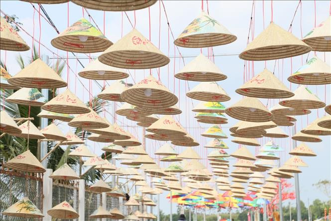 Đáng chú ý, hầu hết các công trình trong khu sinh thái Phố Ông Lang đều được làm từ vật liệu thân thiện với môi trường như tranh, tre, nứa, lá... Ảnh: Baotintuc