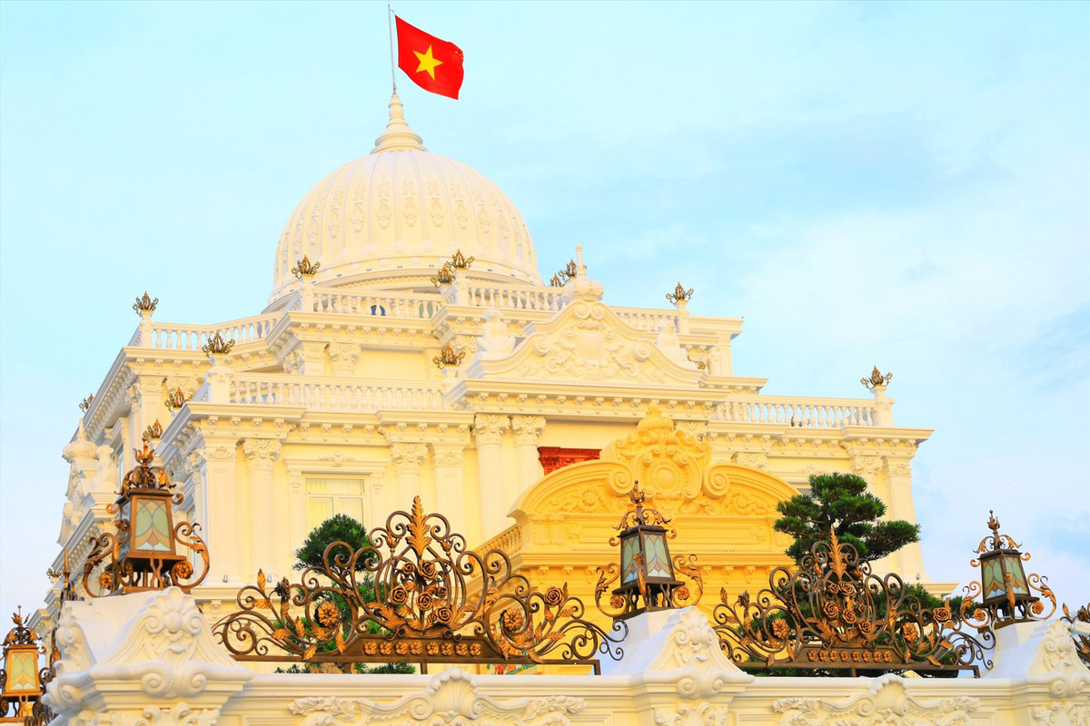 Dinh thự cao 28m, bao gồm 1 tầng trệt, 1 lửng, 1 tầng lầu và 1 tum. Toàn bộ dinh thự mất khoảng 150 tỷ đồng xây dựng. Ảnh: Lao động