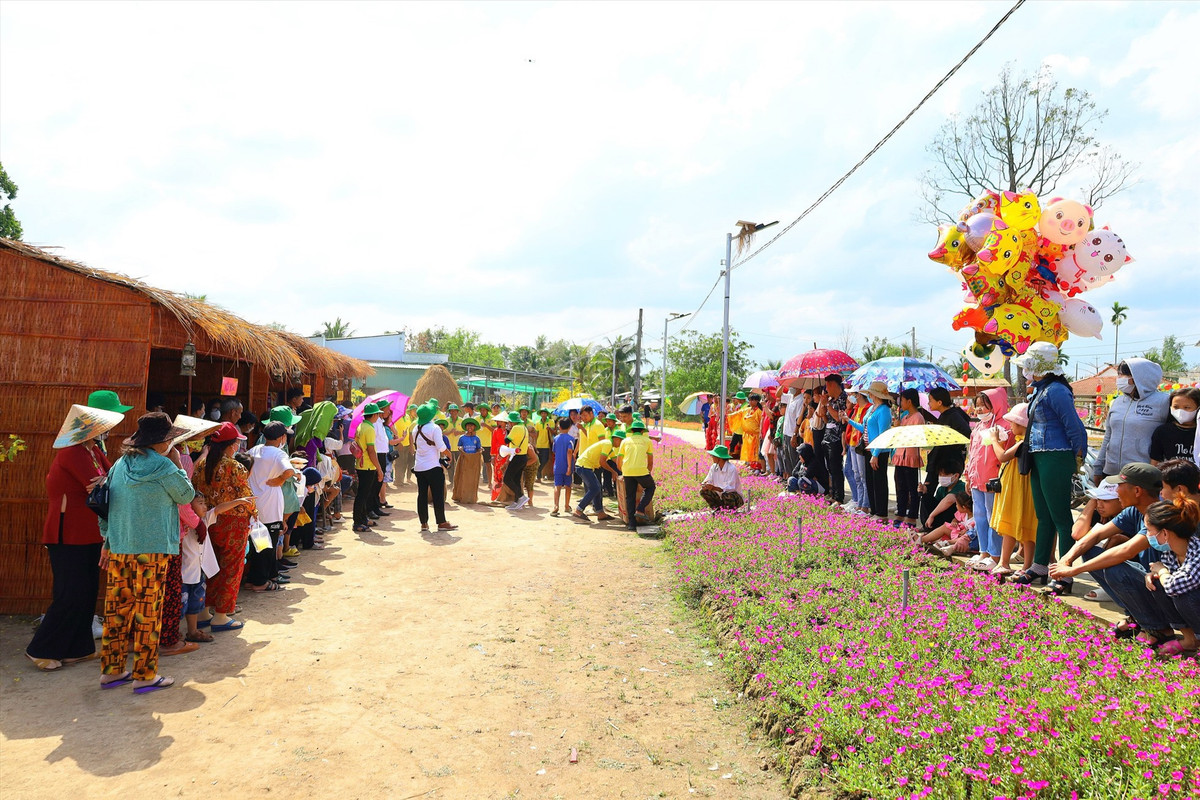  Khu sinh thái Phố Ông Lang có diện tích khoảng 30.000m2, hiện đã trang trí và đưa vào phục vụ khách tham quan hơn 10.000m2. Ảnh: Lao động