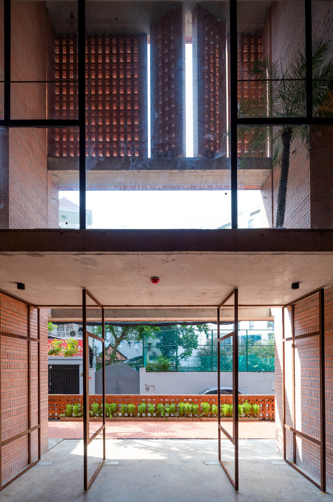 Để truyền cảm hứng cho nhân viên làm việc ở đó, kiến trúc sư nỗ lực thiết kế một không gian thú vị tràn ngập ánh sáng tự nhiên và thông gió bằng cách thiết kế hai lớp với “rèm gạch” độc đáo bên ngoài và cửa nhôm kính trượt bên trong.