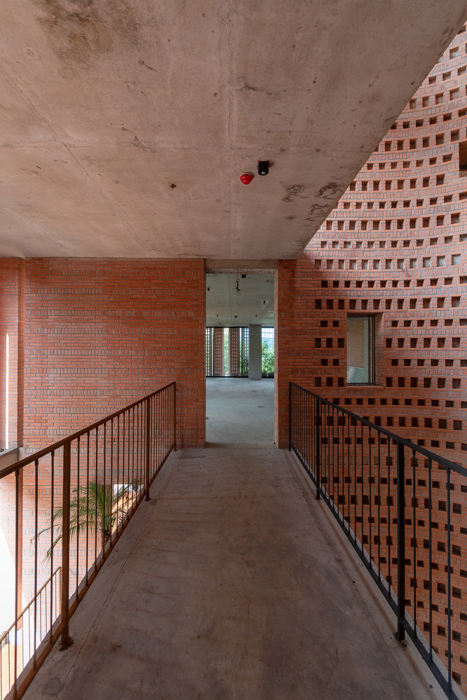 Bằng cách kết nối lõi thông tầng, hành lang và những khoảng trống theo phương ngang và phương đứng, ngôi nhà có thể tạo ra các vùng ánh sáng chuyển động và sự dịch chuyển không gian vào ban ngày.