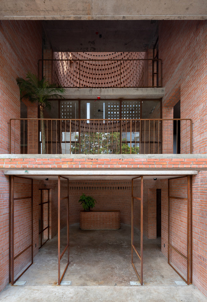 Một bên của khoảng thông tầng là khu văn phòng làm việc, với 2 mặt thoáng đón nắng và gió. Các không gian phụ như vệ sinh, kho và trục giao thông đứng được xếp gọn ở bên còn lại.