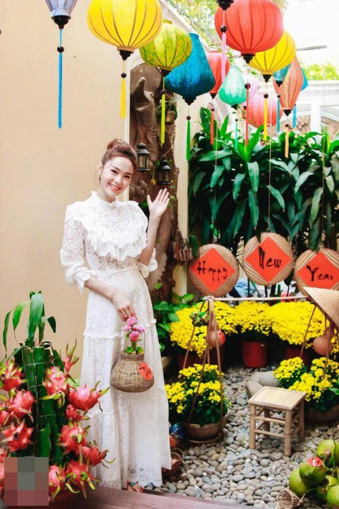 Mỗi dịp lễ, Tết Minh Hằng lại trang trí nhà siêu lung linh, góc nào bên trong biệt thự cũng có thể cho ra bức ảnh "sống ảo".