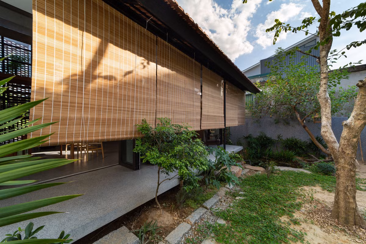 Lớp cuối cùng là sân vườn nhiều cây xanh và hồ cá nhỏ.