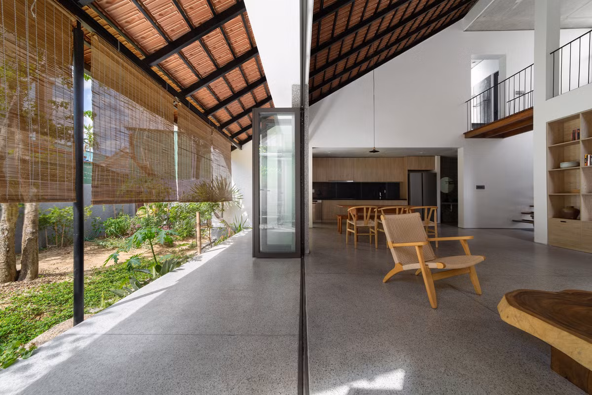 Lùi vào bên trong, lớp thứ hai là không gian sinh hoạt chính gồm sảnh, phòng khách, bếp, lớp thứ ba là hiên nhà mở rộng.