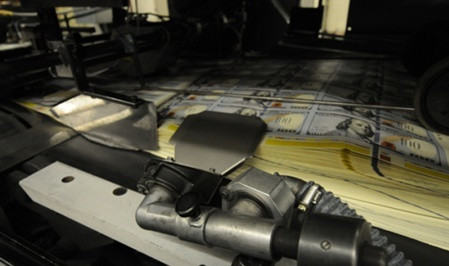 Các tờ tiền bắt đầu được in từ mặt sau. Ảnh: Getty