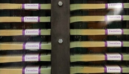 Tập tiền đạt chất lượng sẽ được tách riêng và chuyển đi đóng dấu, in số serial. Ảnh: Getty