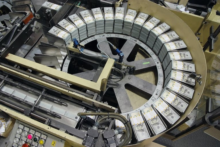BEP in hàng tỷ đô la mỗi năm để chuyển đến Hệ thống Dự trữ Liên bang. Theo Cục Dự trữ Liên bang, có hơn 2 nghìn tỷ USD tiền giấy của Cục Dự trữ Liên bang đang được lưu hành. Ảnh: Texasmonthly
