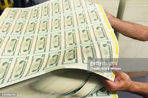 Phải mất bảy bước để in từng tờ tiền và tất cả đều được làm bằng hỗn hợp giấy đặc biệt của Crane &amp; Co. Mùi mực tươi rất hăng. Ảnh: Getty