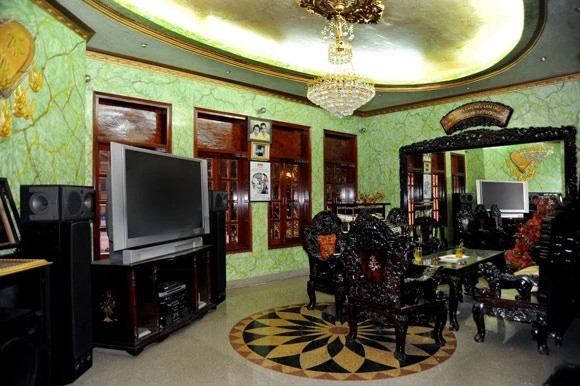 Phòng khách phụ ở tầng 1 đầy đủ trang thiết bị hiện đại cùng nội thất bằng gỗ thiết kế tỉ mỉ. Ảnh: Internet