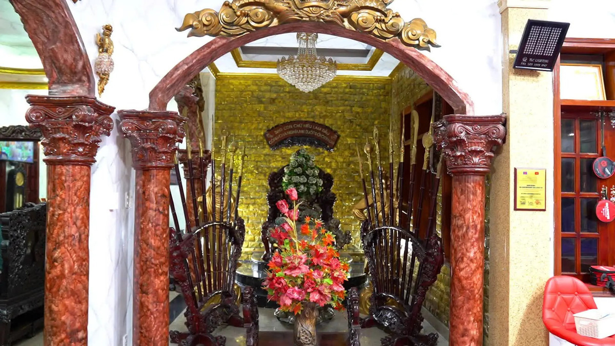 Sảnh chính rộng rãi, nổi bật với hai bức tượng được đúc bằng 1.000 cây vàng, xung quanh là các cột nhà được làm bằng đá cẩm thạch. Ảnh: Thethaovanhoa