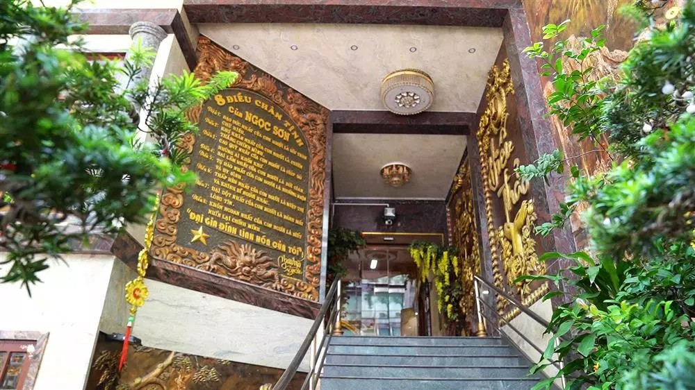 Ngay lối lên cầu thang vào nhà là bức phù điêu răn dạy phận làm con. Ảnh: Thethaovanhoa