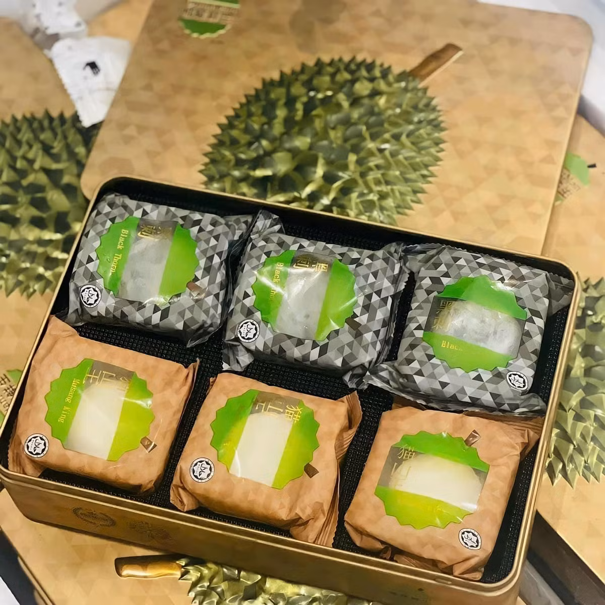 Trong đó, phải kể đến bánh dẻo lạnh sầu riêng. Bánh nhập khẩu từ Malaysia, mỗi hộp gồm 6 bánh, trong đó 3 bánh vỏ trắng với nhân sầu riêng Musang King, 3 bánh vỏ đen tinh than tre, nhân sầu riêng Black Thorn. Ảnh: Facebook