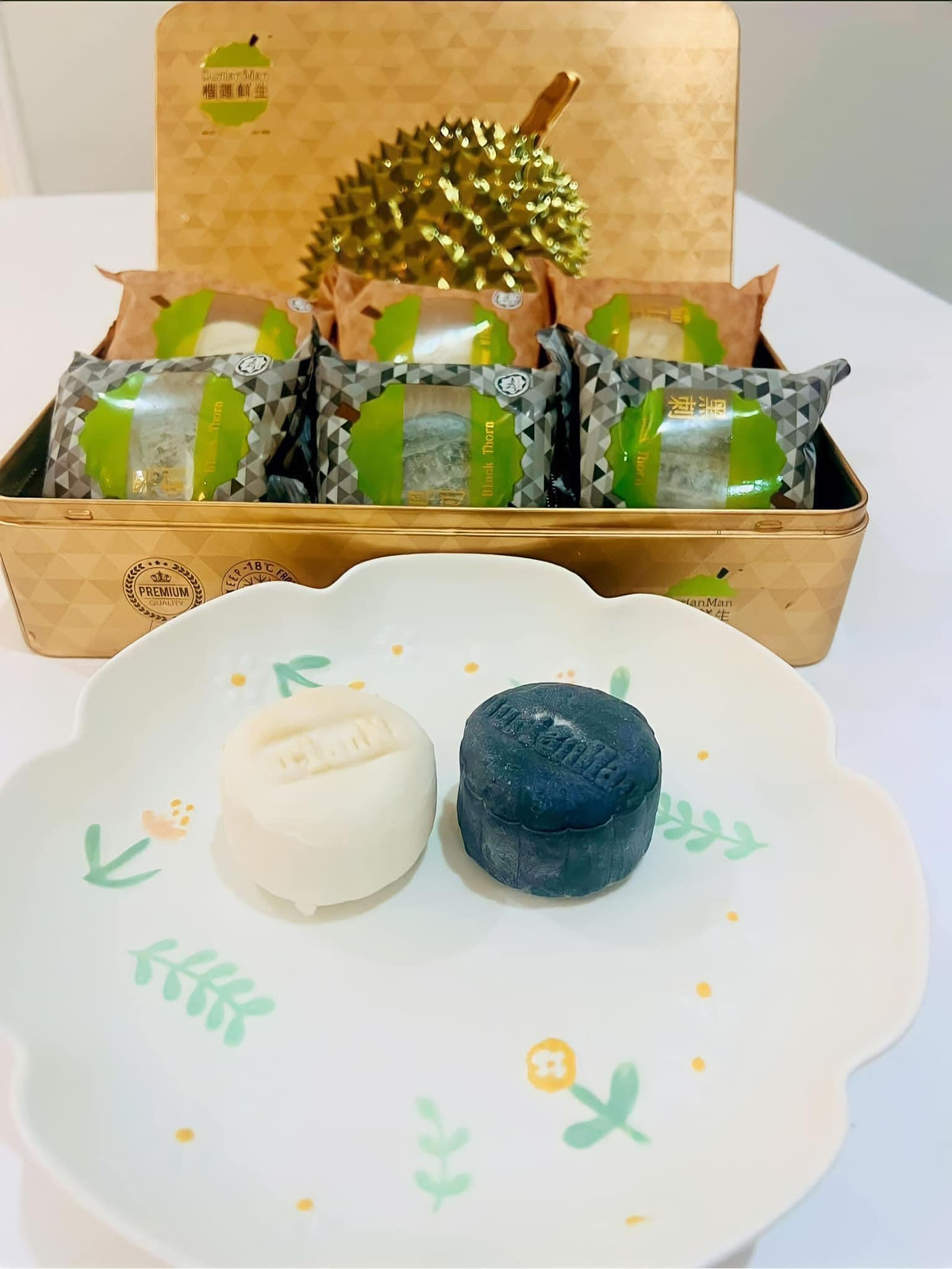 Vỏ bánh dẻo như tuyết được làm từ bột nếp trắng nhồi với đường và nước hoa bưởi, chế biến thủ công với khuôn đúc. Ảnh: Facebook