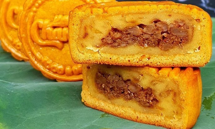 Bánh là sự kết hợp giữa bánh nướng với phần nhân làm từ đậu xanh, hành phi và thịt. Mỗi chiếc bánh trung thu xôi xéo nặng khoảng 150gr, giá 65.000 đồng/chiếc. Ảnh: Banhtrungthulongdinh