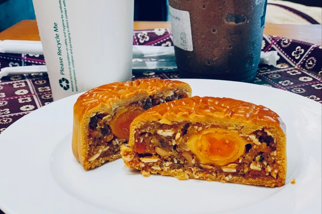 Mùa trung thu năm nay, một chuỗi trà và cà phê nổi tiếng ở Việt Nam tung ra thị trường bánh nướng Tomyum hải sản. Ảnh: Tiền phong