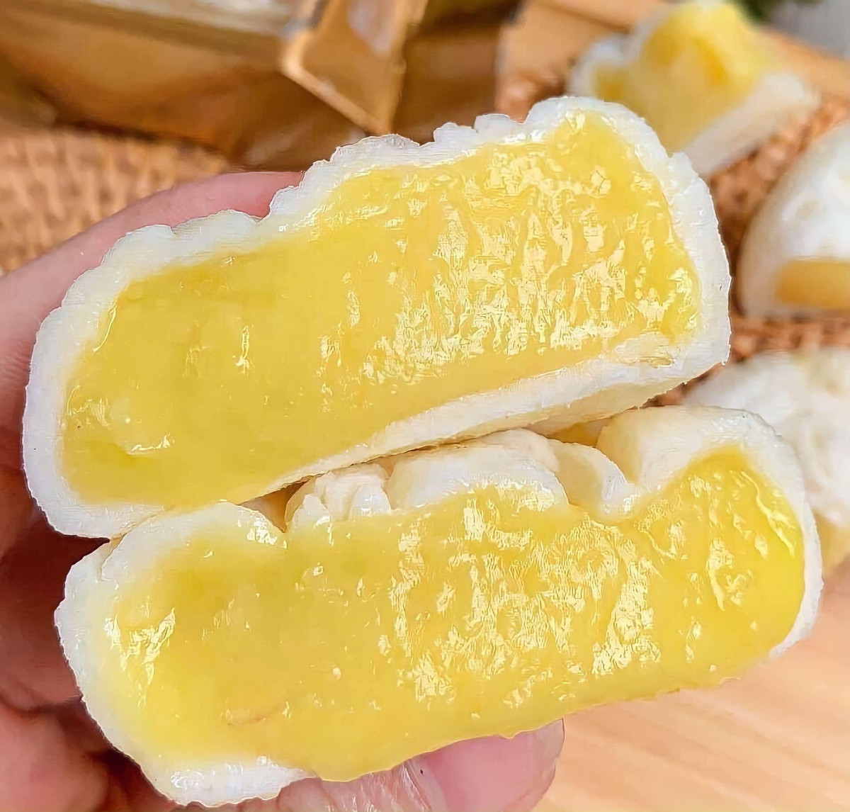 Phần nhân sầu riêng tan chảy, quyện với vỏ bánh dẻo tạo nên chiếc bánh với vị thơm ngon. Ảnh: Facebook