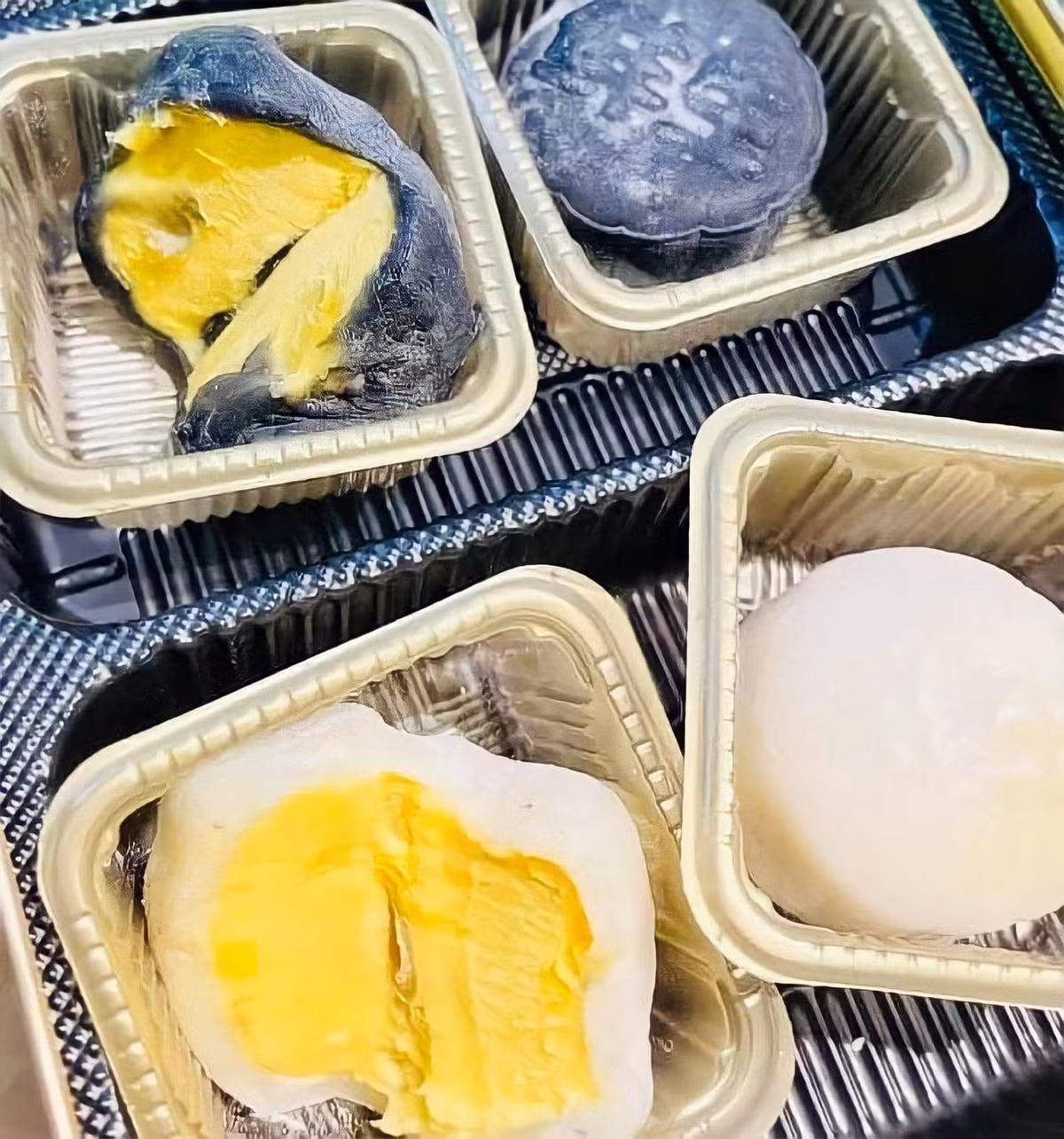 Mỗi hộp bánh dèo sầu riêng có giá 1,2 triệu đồng, giá bán lẻ 210.000 đồng chiếc. Dù giá cao nhưng loại bánh này vẫn luôn "cháy hàng". Ảnh: Facebook