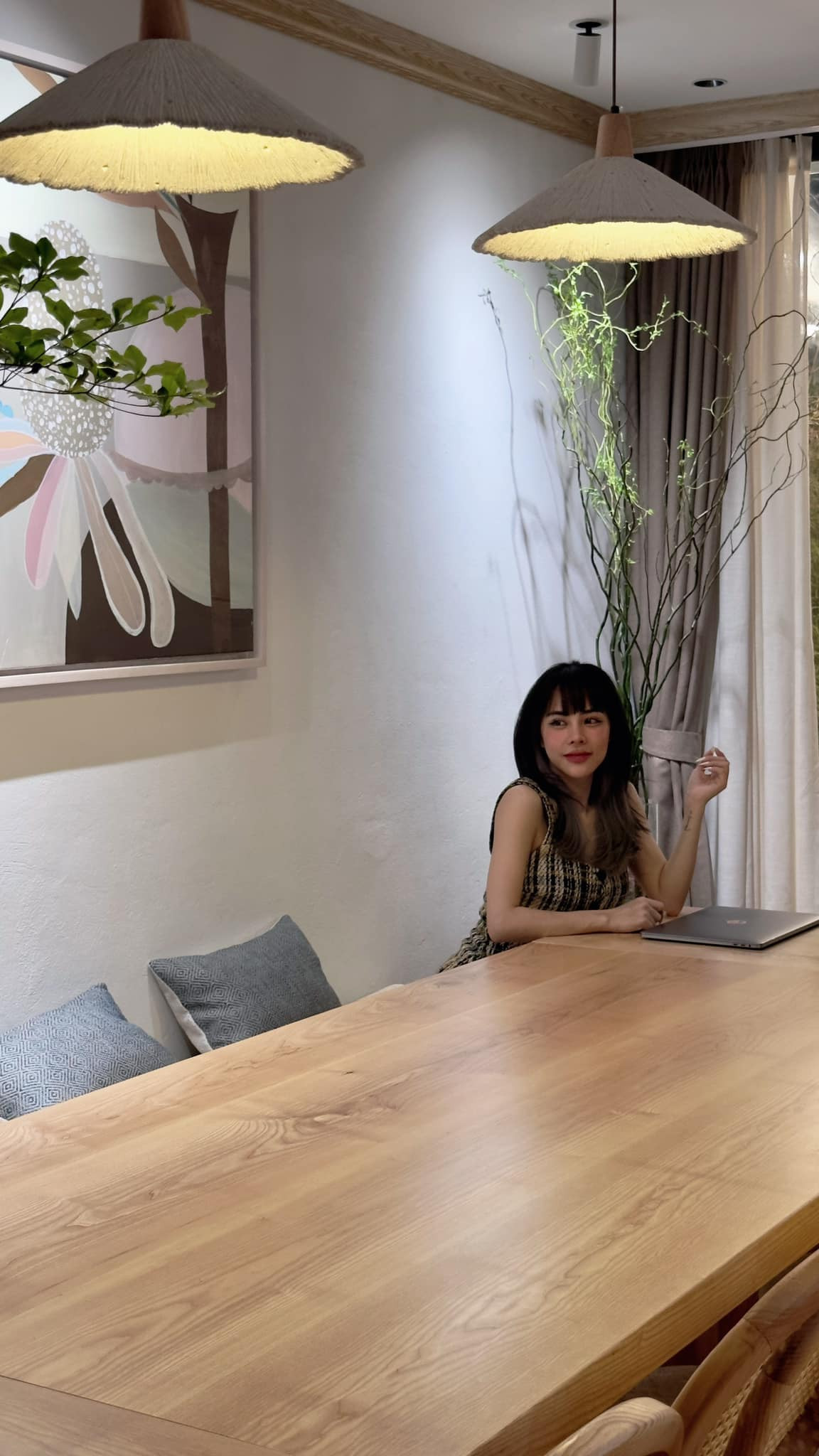 Mới đây, MC Bạch Lan Phương - vợ sắp cưới Huỳnh Anh chia sẻ hình ảnh đang ngồi trong ăn nhà của mình và cho biết: "Loading 80% rùi, 2 đứa lên dọn dẹp và ngắm mưa".