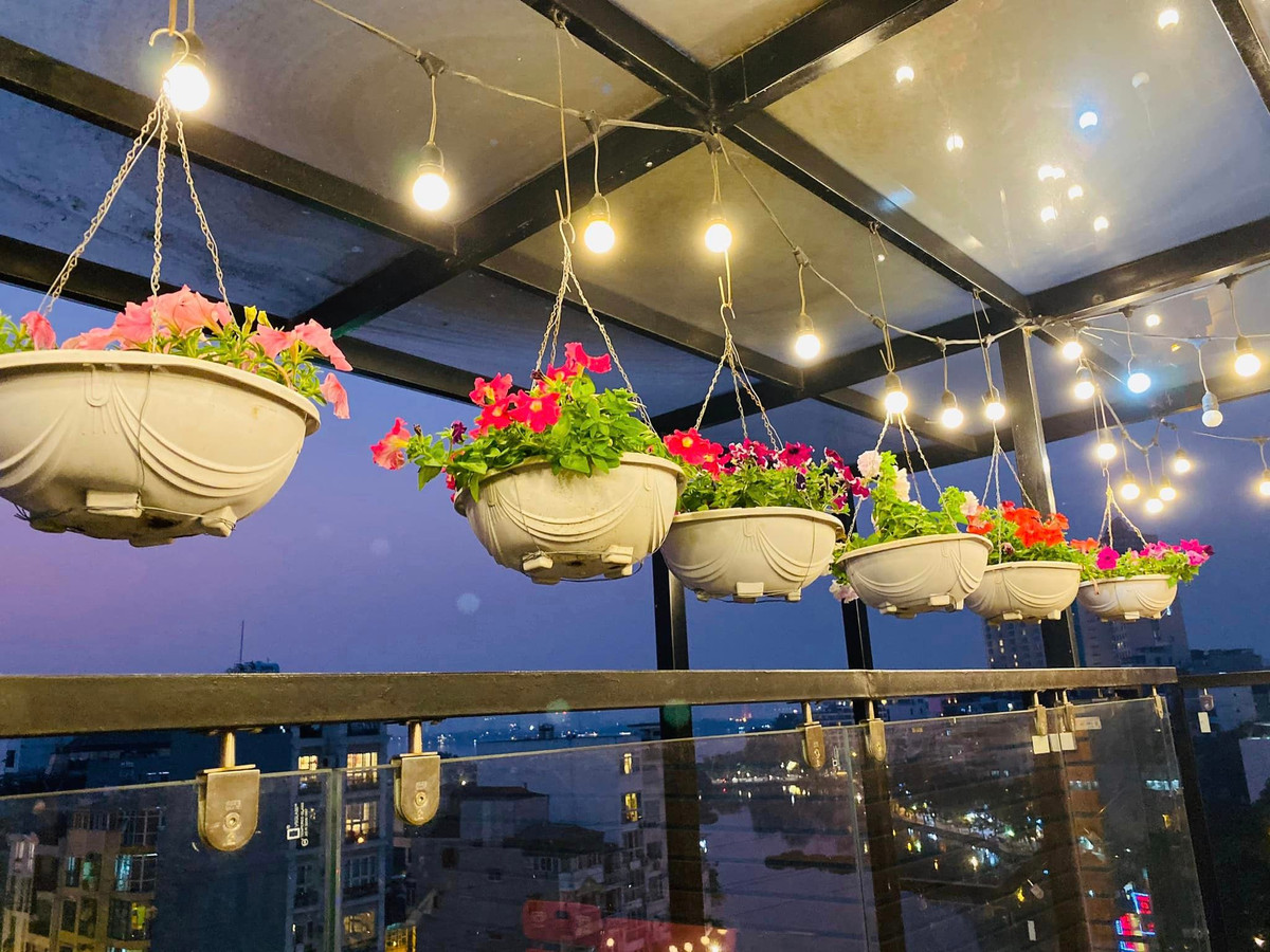 Nhờ đó, sân thượng trở thành không gian thư giãn tuyệt đẹp.