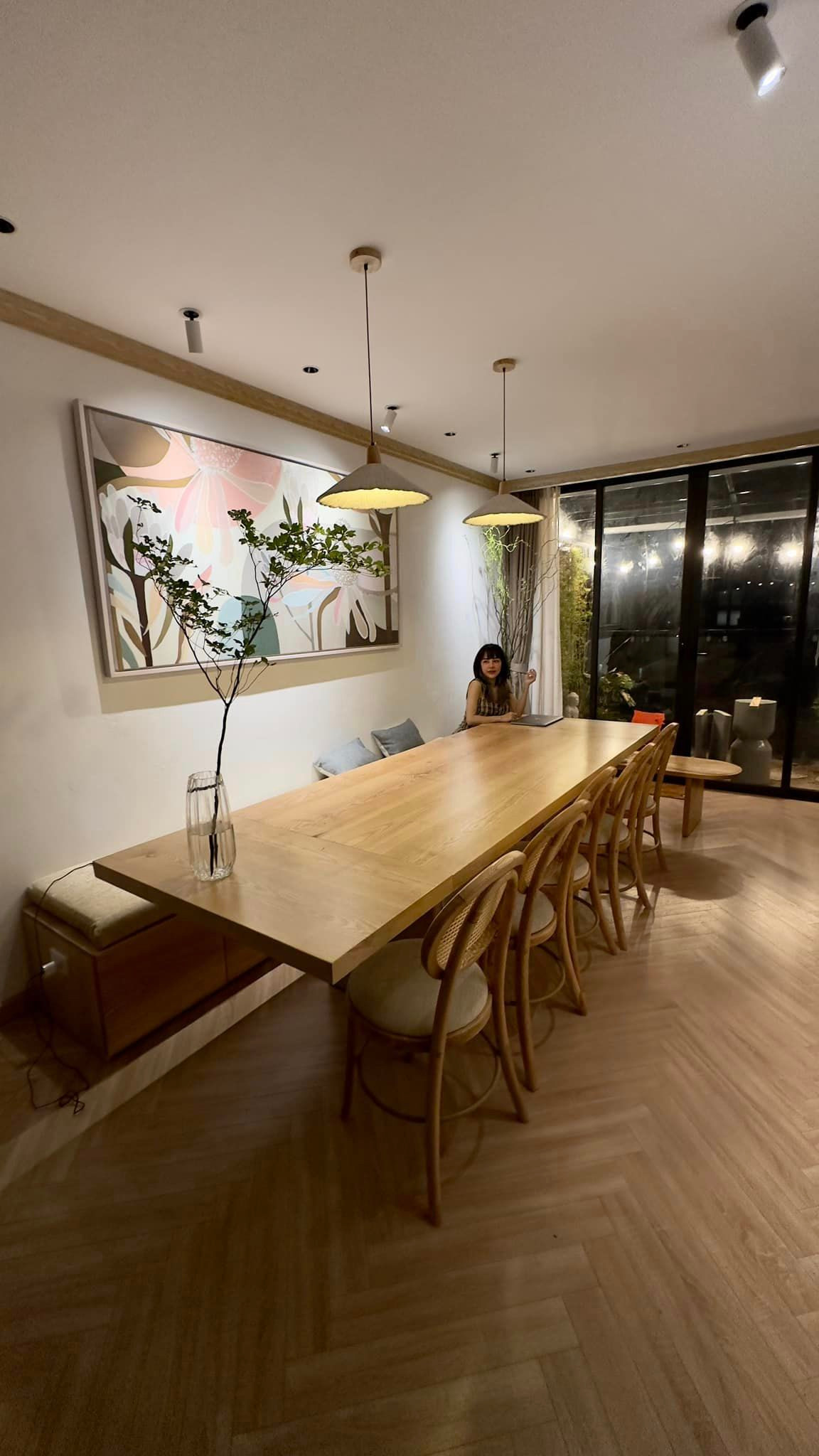 Trong nhà của MC Bạch Lan Phương có chiếc bàn rất rộng, thích hợp cho tụ tập người thân, bạn bè đông người.