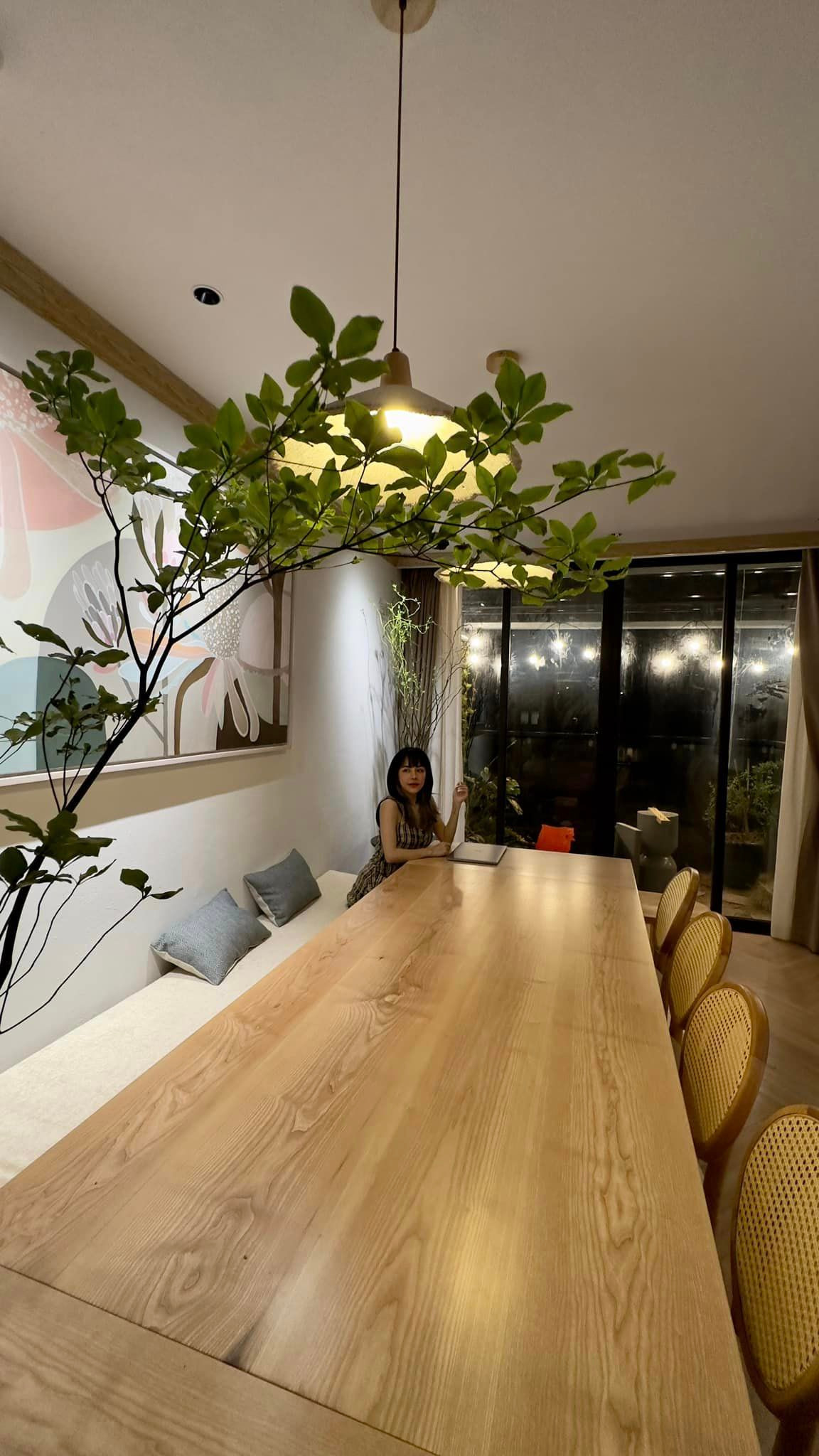 Nữ MC trang trí cây thạch nam và cây salix, không gian lãng mạn như một quán cà phê.