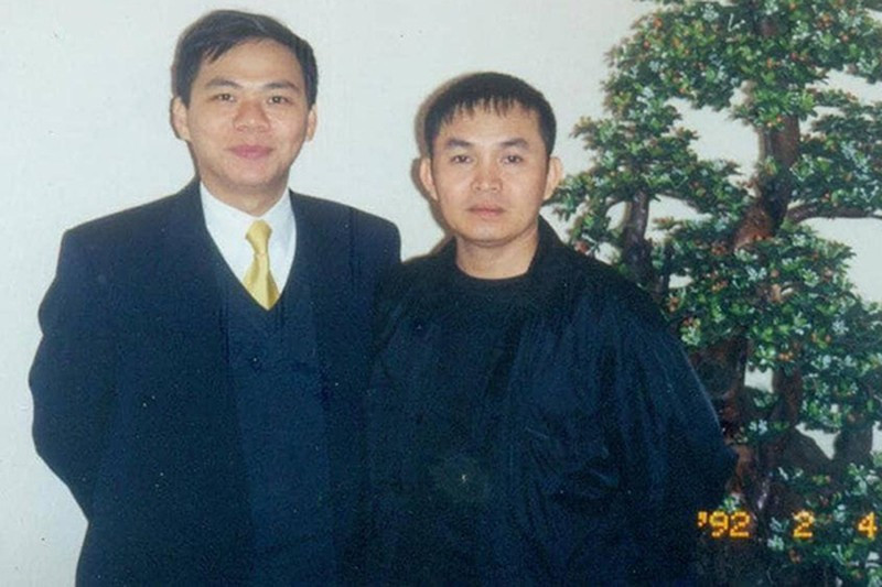 Bức ảnh danh hài Xuân Hinh chụp cùng tỷ phú Phạm Nhật Vượng, có thể thấy, Chủ tịch Vingroup có một tuổi trẻ khôi ngô, tuấn tú và cũng không kém phần "soái ca". Ảnh: Vietnamnet