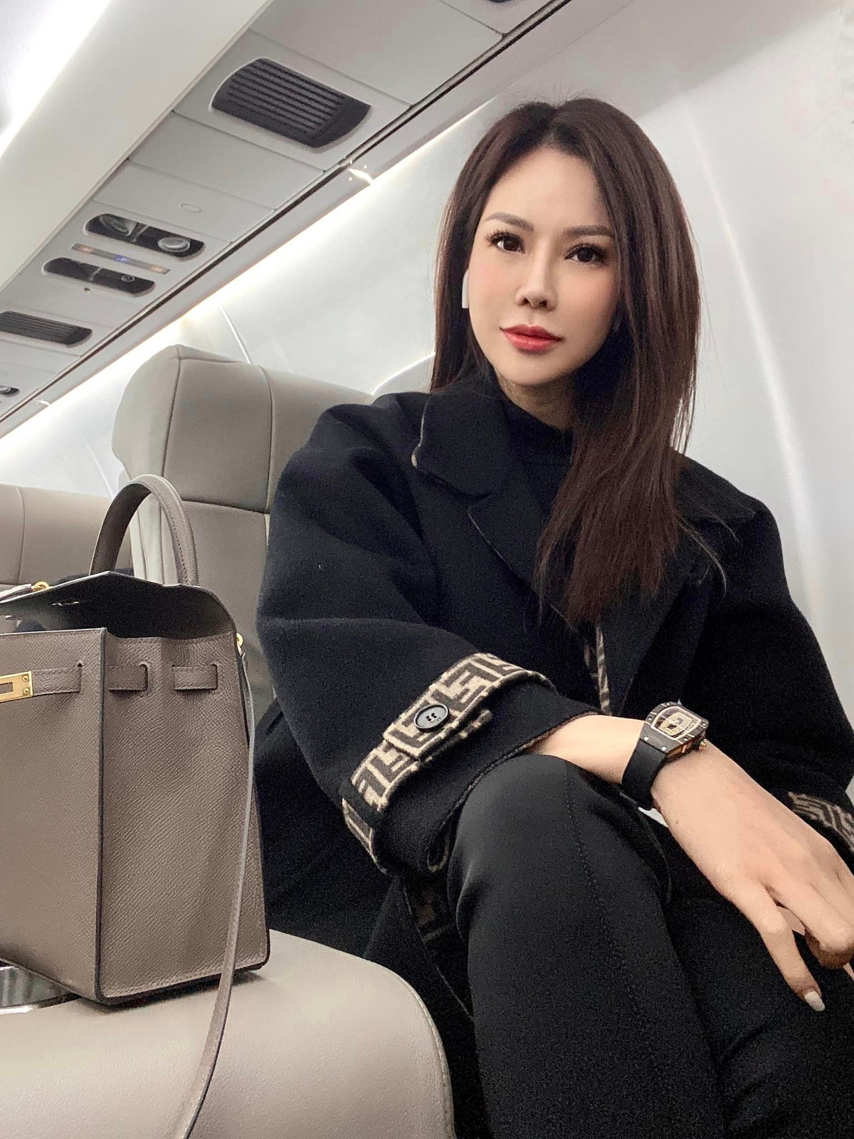 Mới đây, trên trang cá nhân, người đẹp Bắc Ninh đăng tải hình ảnh ngồi trên chiếc máy bay riêng của gia đình chuẩn bị về quê ăn Tết khiến nhiều người không khỏi xuýt xoa.