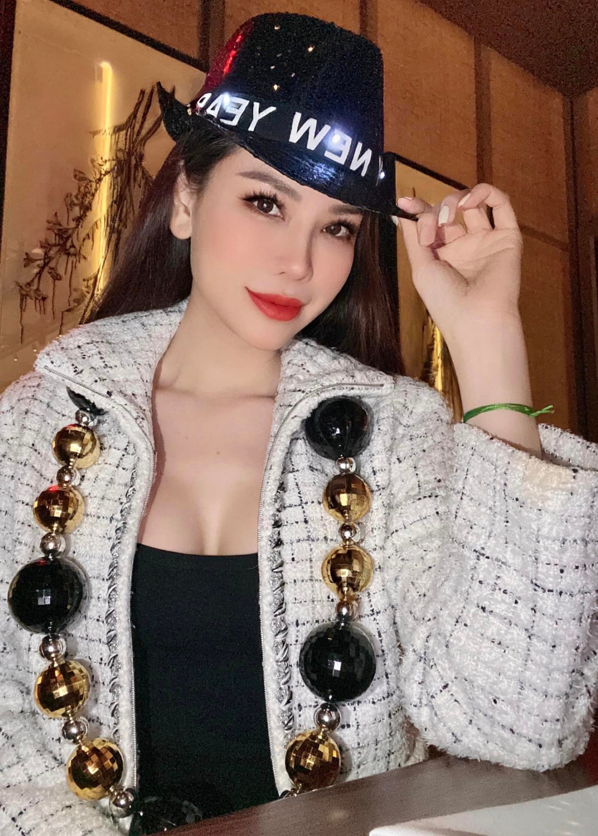 Sinh con và nuôi nấng con chủ yếu ở Mỹ nhưng mỗi dịp Tết đến, siêu mẫu Đào Lan Phương - con dâu tỷ phú Hoàng Kiều lại sắp xếp đưa con về Việt Nam hưởng không khí Tết quê nhà.