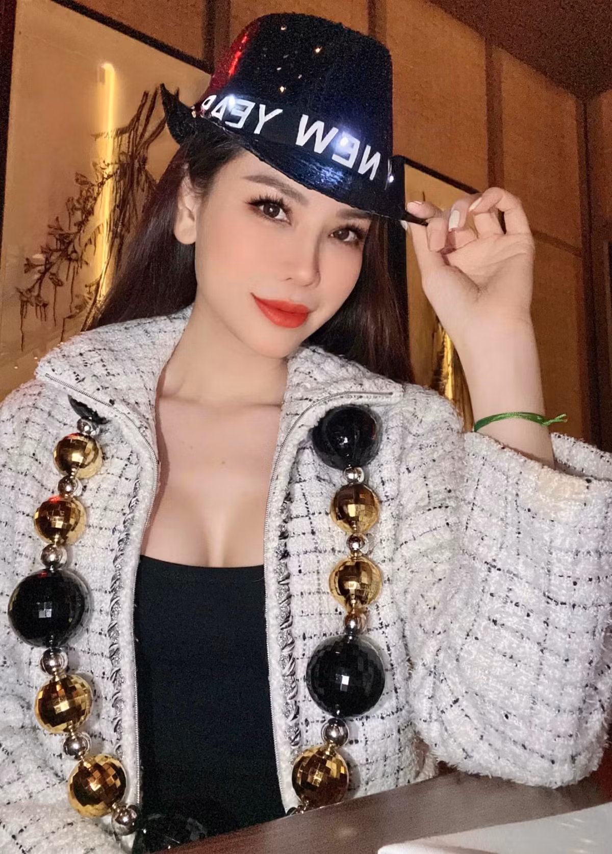 Sinh con và nuôi nấng con chủ yếu ở Mỹ nhưng mỗi dịp Tết đến, siêu mẫu Đào Lan Phương - con dâu tỷ phú Hoàng Kiều lại sắp xếp đưa con về Việt Nam hưởng không khí Tết quê nhà.