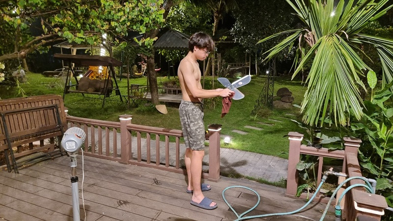 Qua bức ảnh, khán giả chú ý đến không gian nhà vườn xanh mướt của nam danh hài. Hầu hết dân mạng đều khen nhà đẹp của "Nam Tào". Ảnh: FBNV