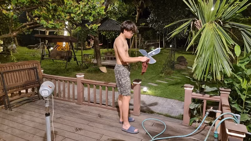 Qua bức ảnh, khán giả chú ý đến không gian nhà vườn xanh mướt của nam danh hài. Hầu hết dân mạng đều khen nhà đẹp của "Nam Tào". Ảnh: FBNV