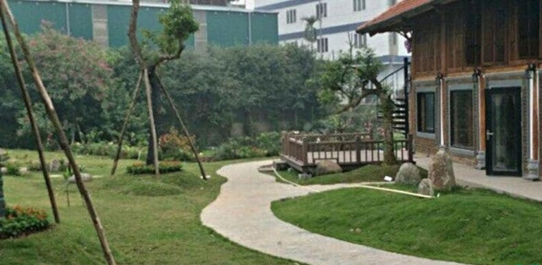 Khuôn viên nhà rộng theo phong cách non bộ. Ảnh: Mogi