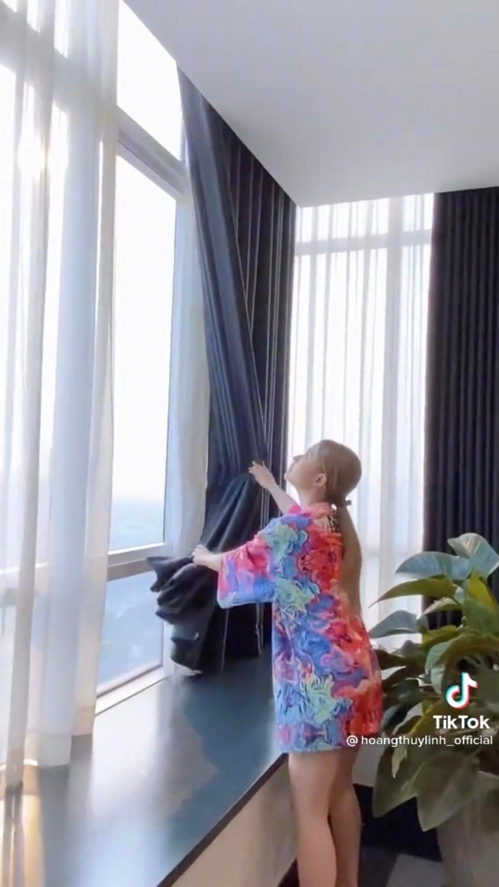 Trên trang cá nhân, giọng ca "Để Mị Nói Cho Mà Nghe" thường khoe những khoảnh khắc tại nhà riêng. Khán giả ước tính, penthouse của Hoàng Thuỳ Linh có diện tích hơn 500 m2.