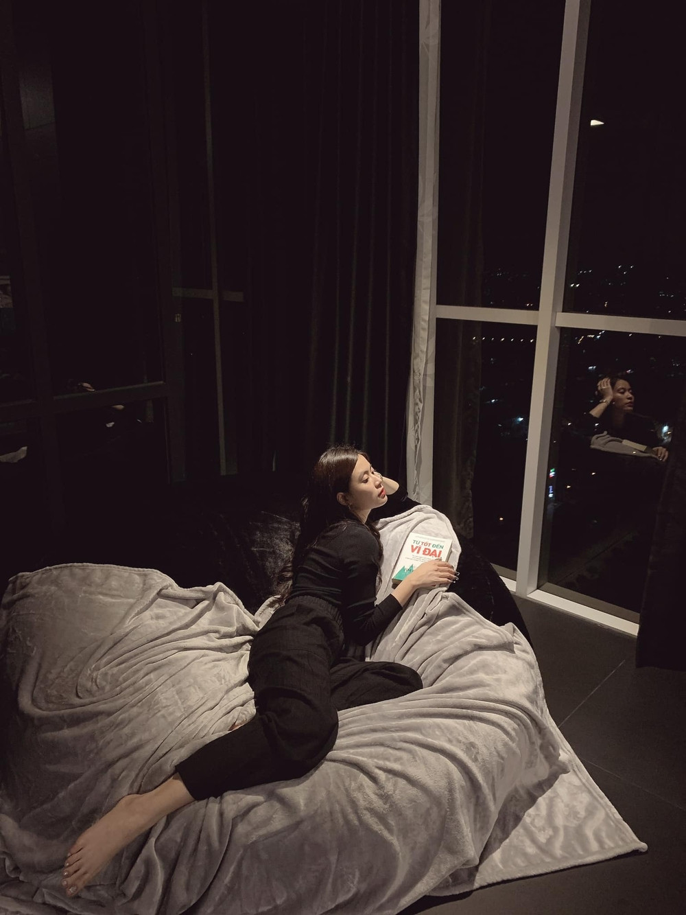 Phòng ngủ của Hoàng Thuỳ Linh có view nhìn "xuyên" thành phố.