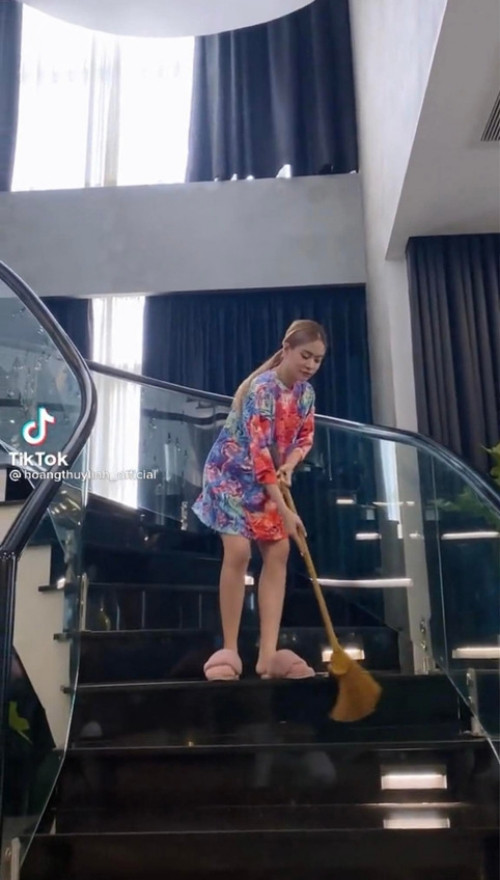 Cầu thang lan can kính hiện đại.